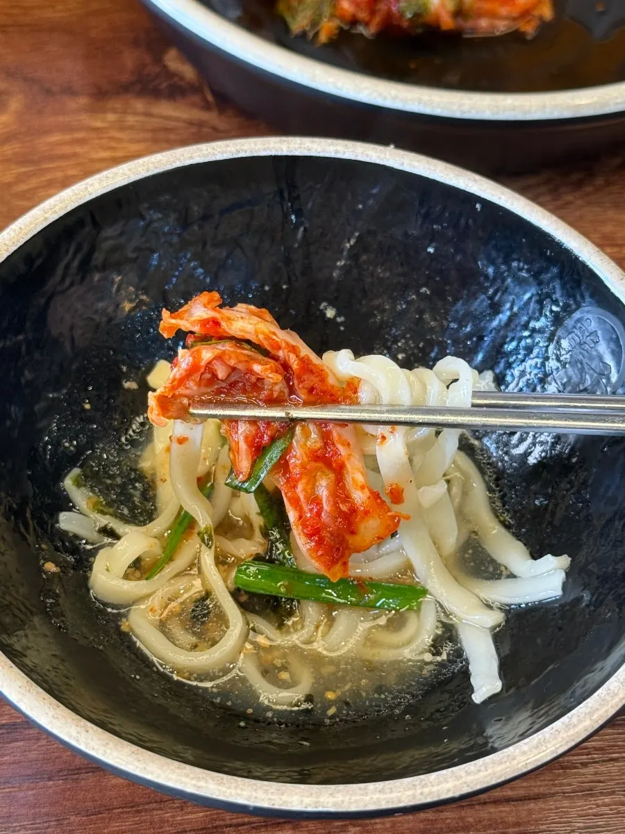 칼국수와 겉절이 김치를 곁들인 한 입