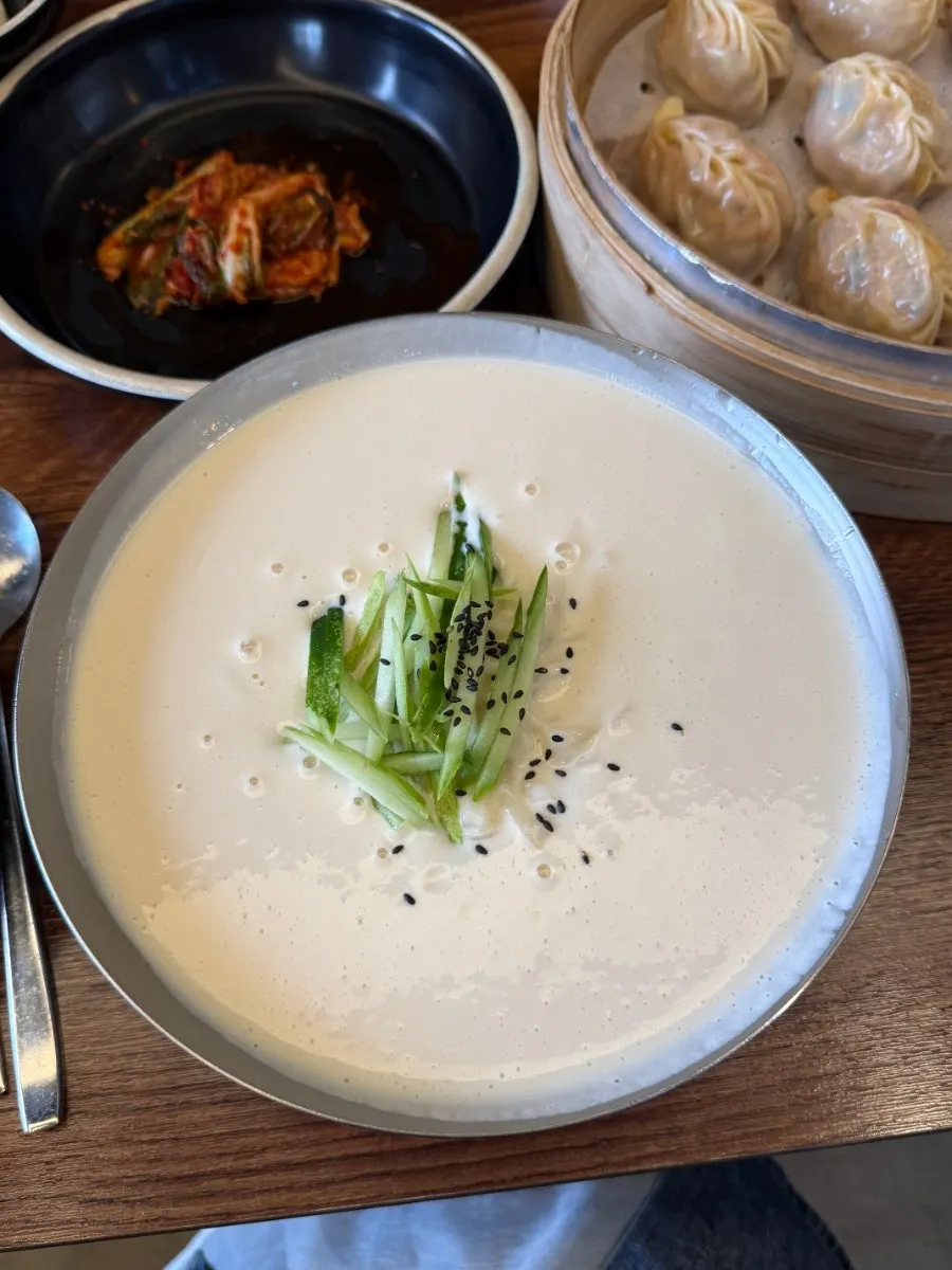 뽀얀 국물의 콩칼국수 한 그릇