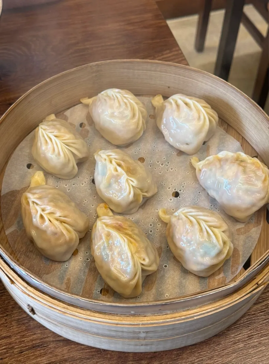 접시에 담겨 나온 찐만두 8알