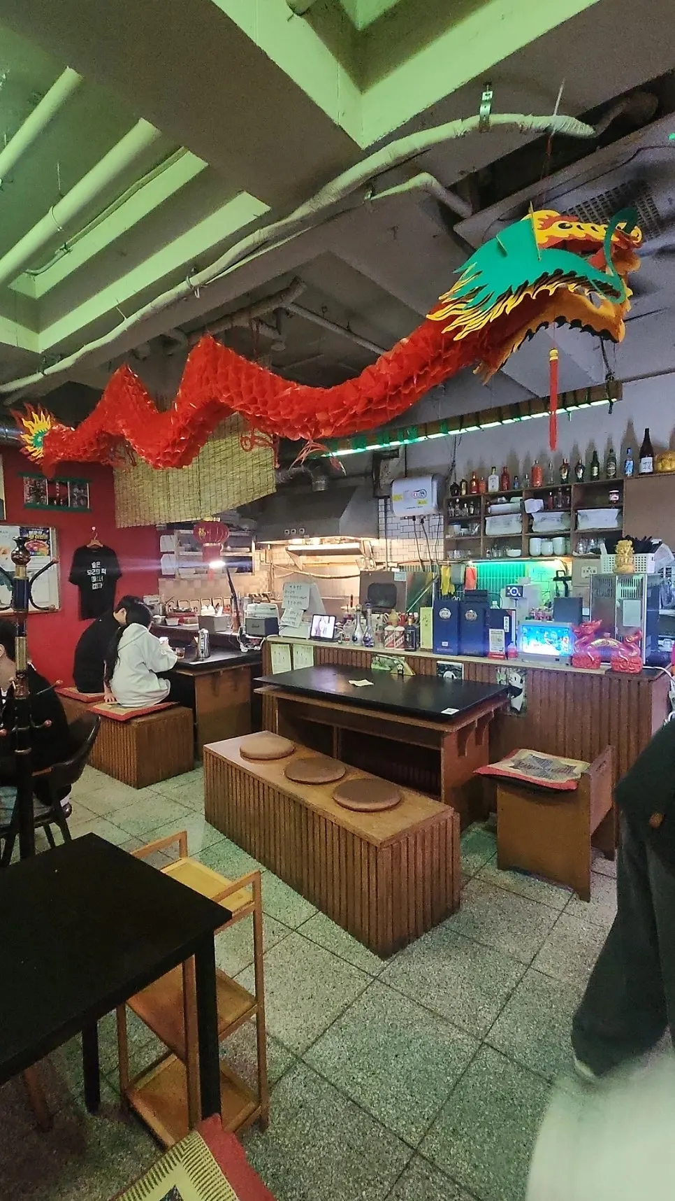 ภายในร้าน Yongju ขนาดกะทัดรัดกับโต๊ะ 6 ตัว