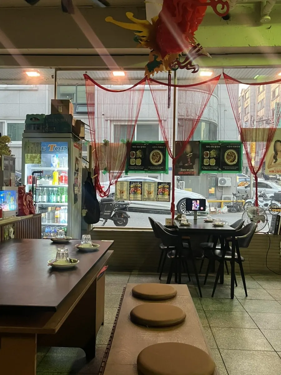 용주 1층 매장 입구 주변 모습