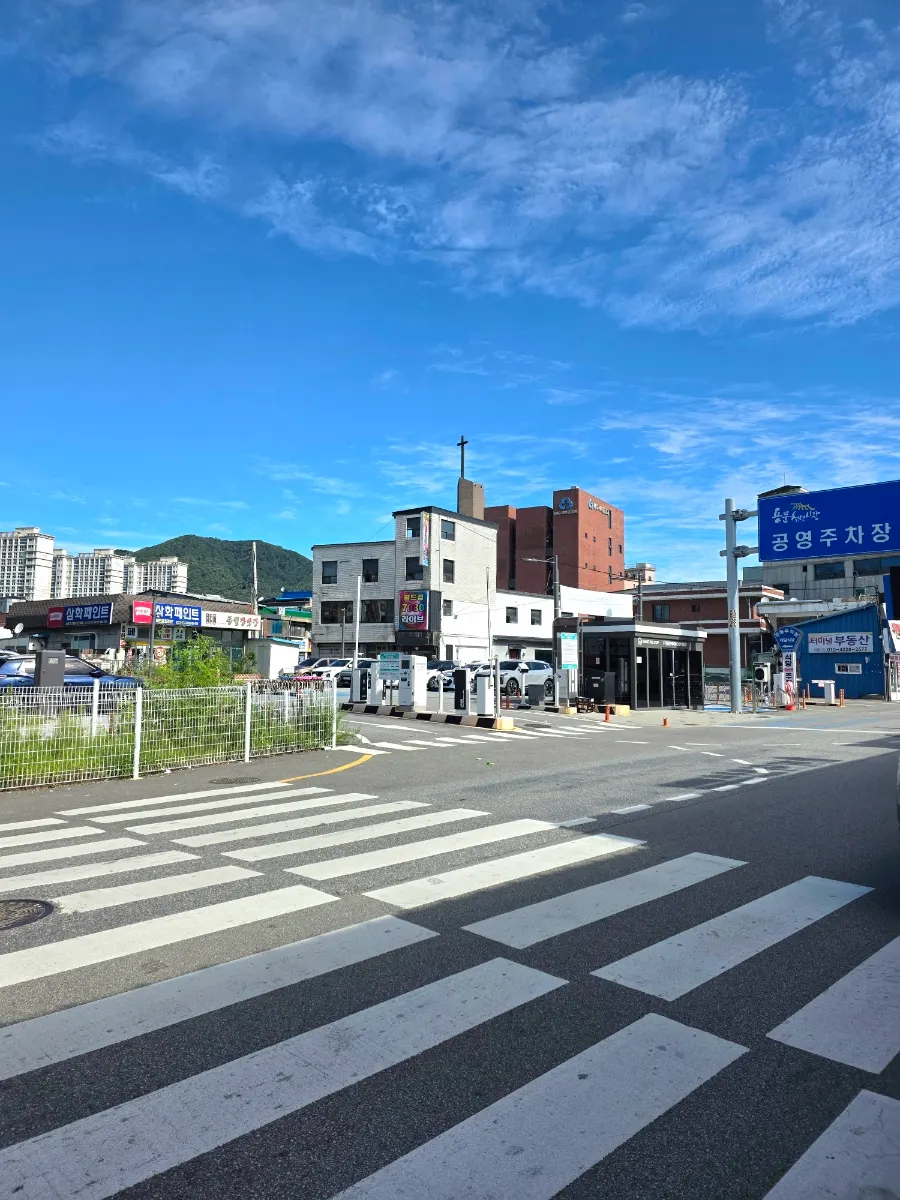 정육마트 문 앞에 붙은 부위별 가격표