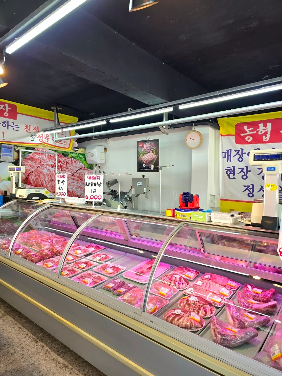 깔끔하게 관리된 정육마트 매장 모습