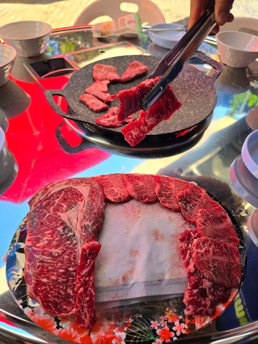 캠핑장 불판에 올린 한우캠핑구이 세트