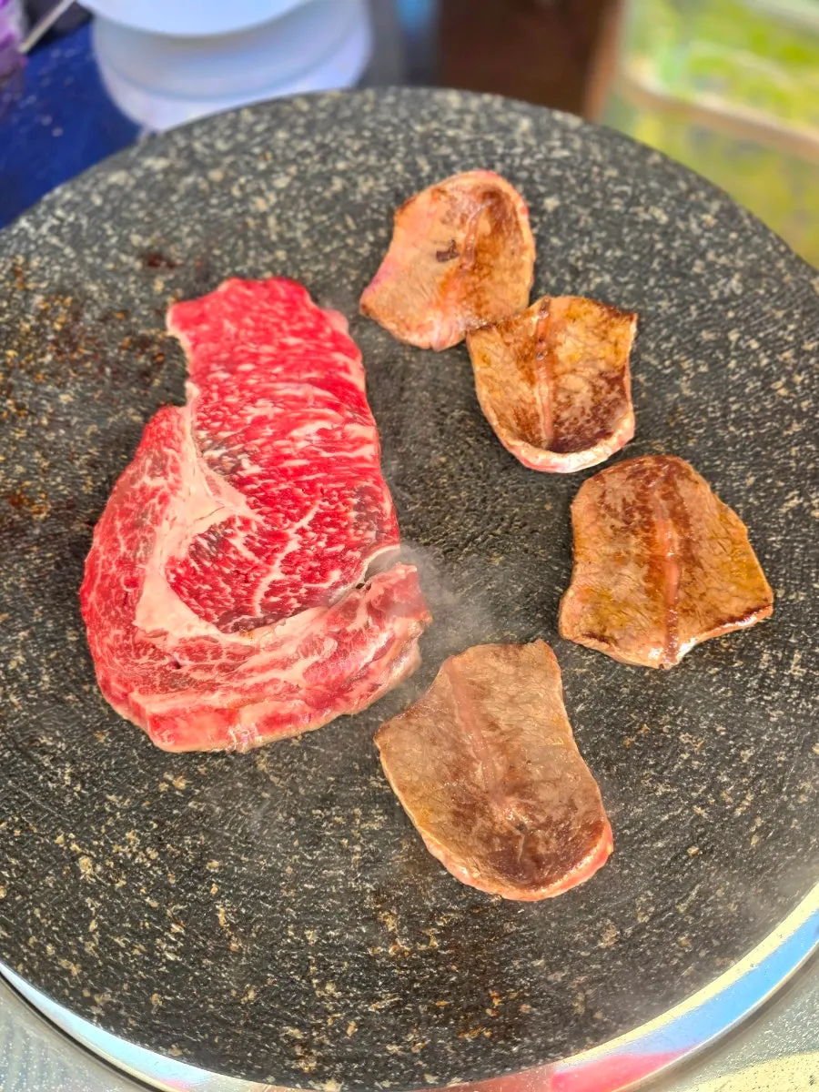 노릇하게 구워진 한우와 치즈