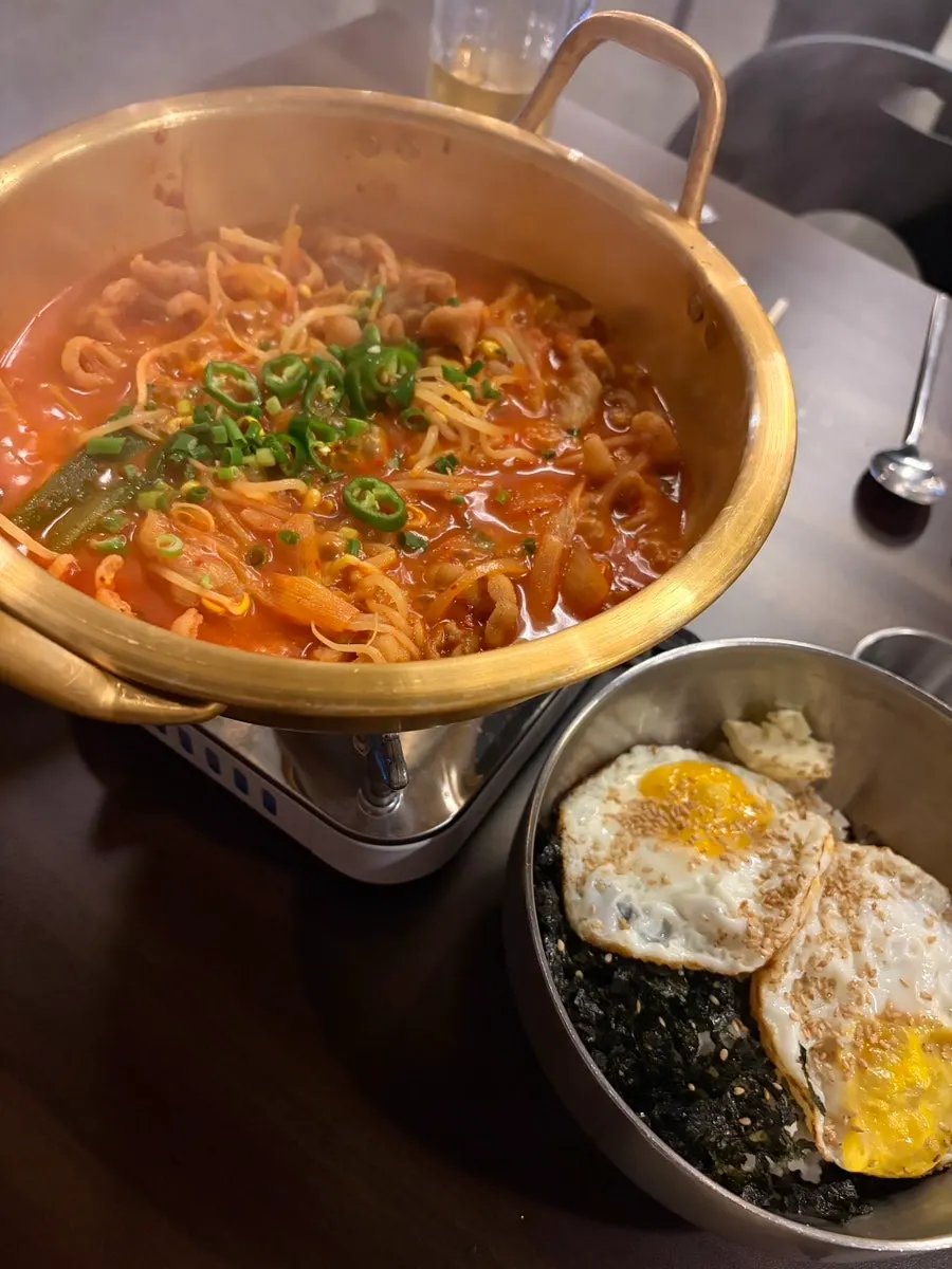 조려가며 먹는 국물닭발