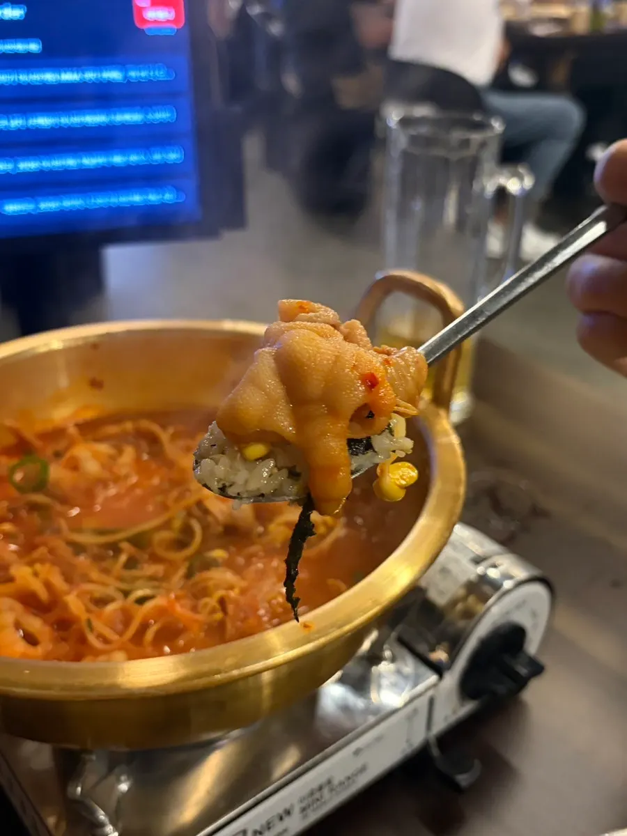 숟가락으로 뜬 마가린간장계란밥