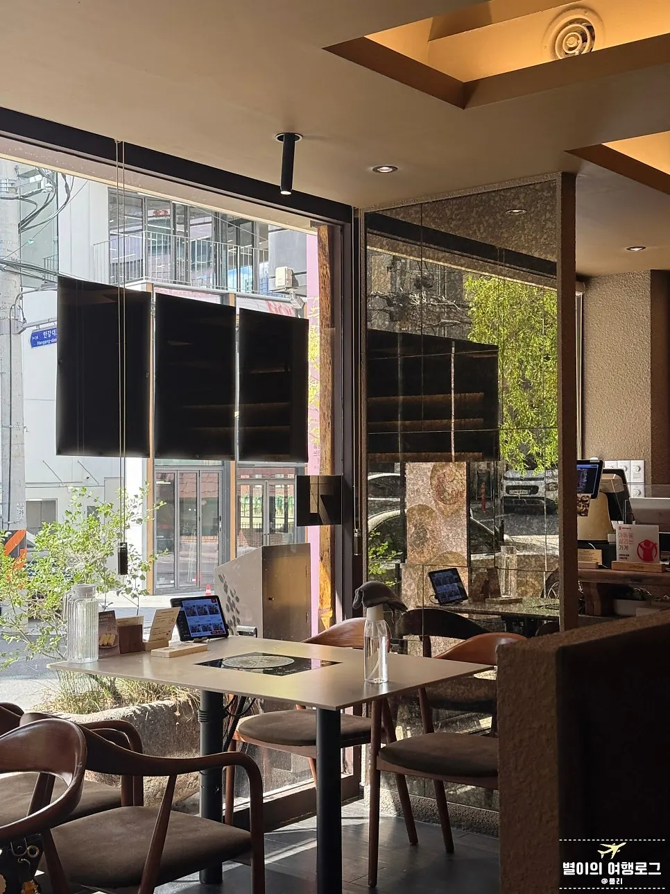 広いホールが見える店内全景
