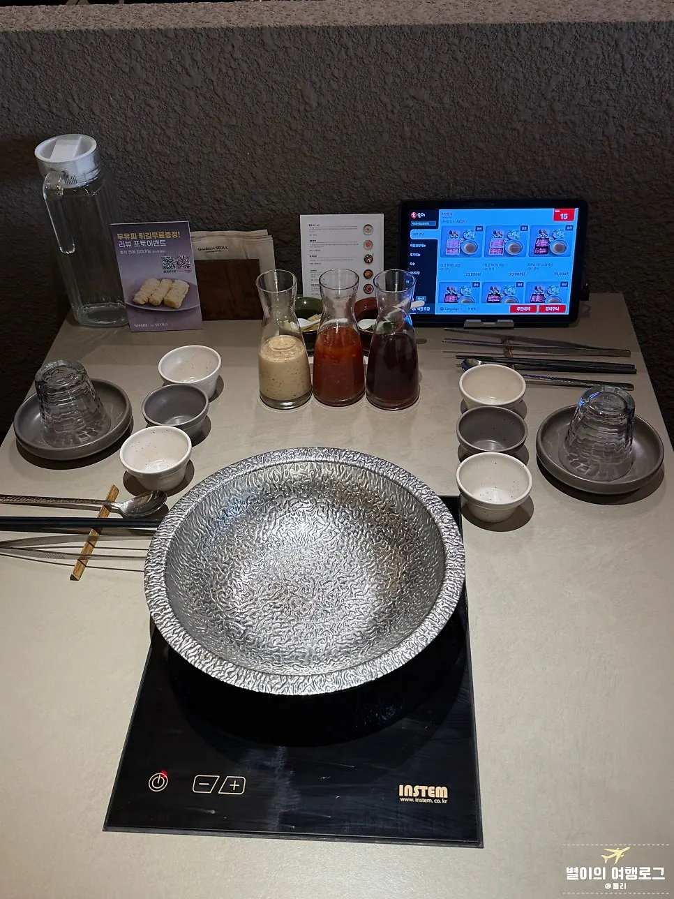 テーブルに置かれたシャブシャブ用ソースと薬味