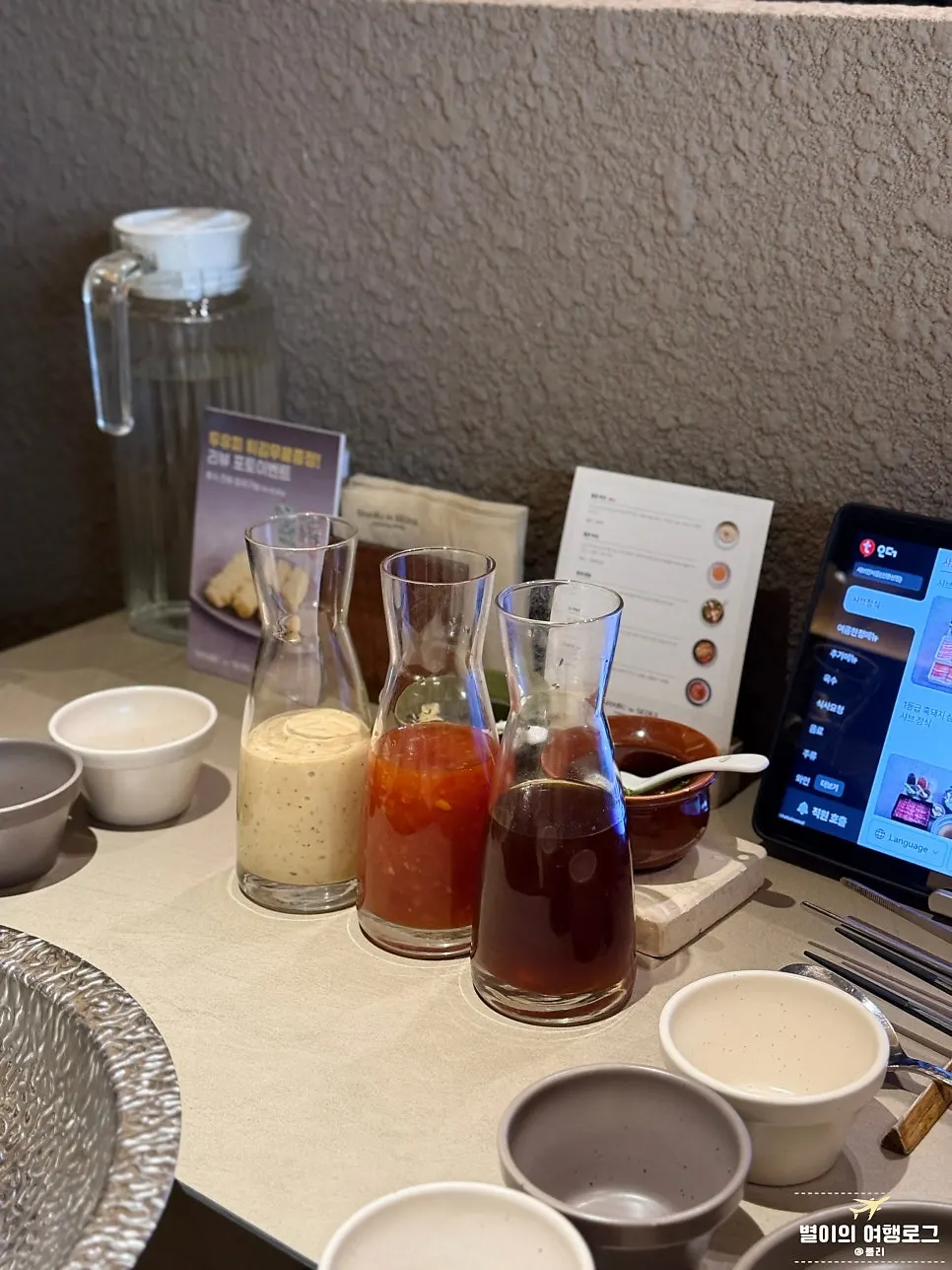 注文用タブレットと清潔な食器類
