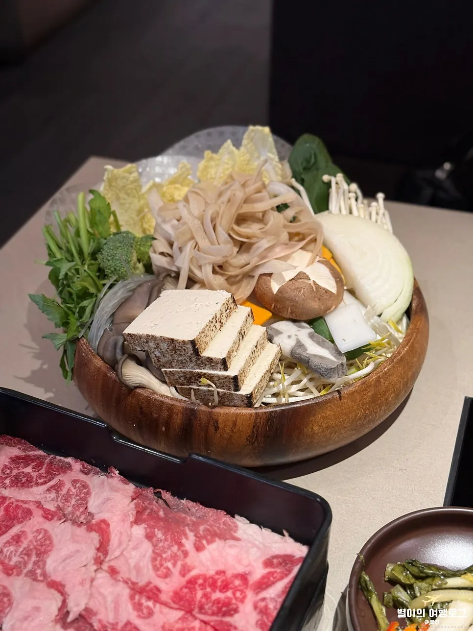 ごぼう、きのこ、もやし、白菜などのすき焼き野菜盛り合わせ