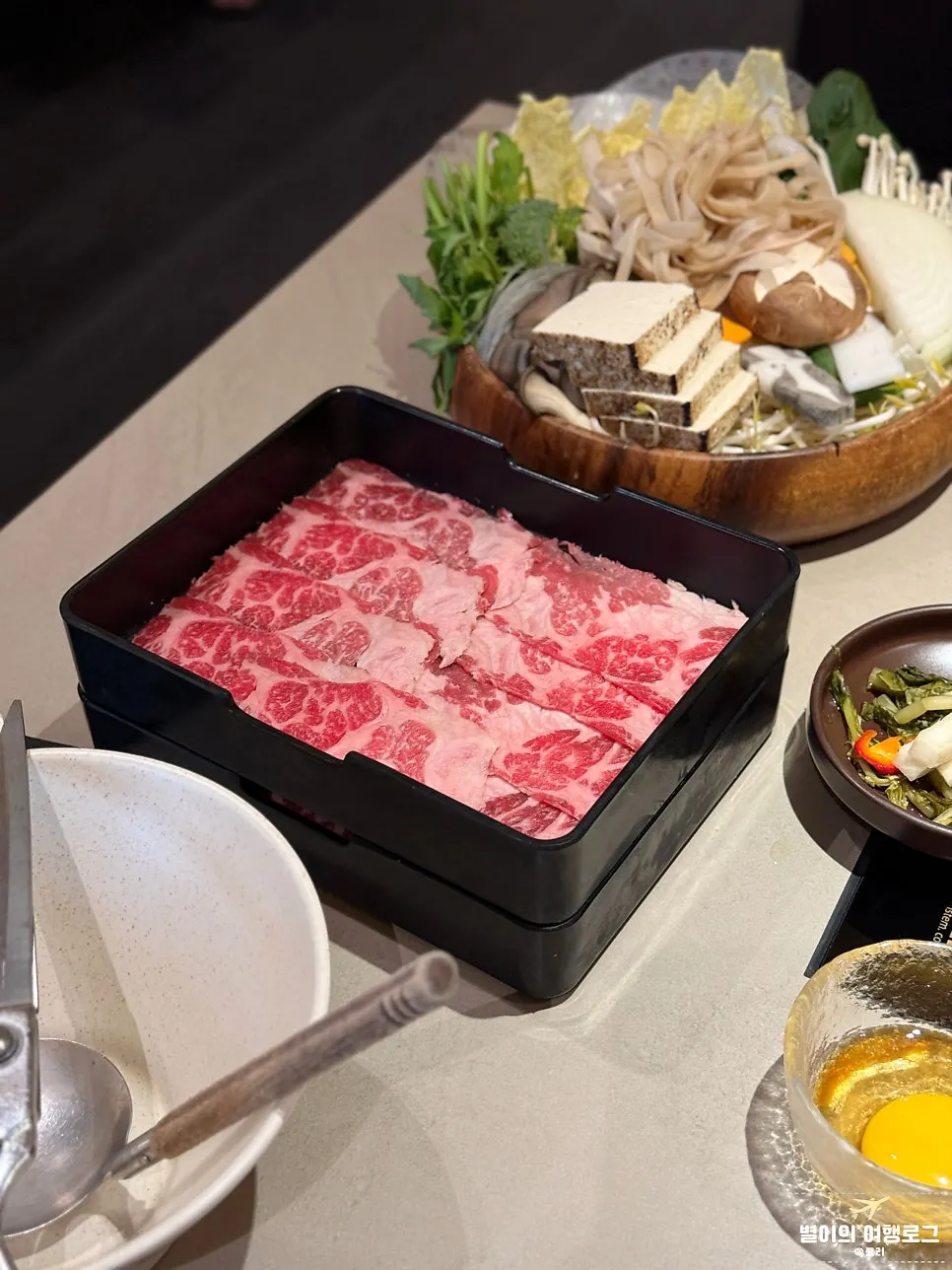 薄く切られたシャブシャブ用牛肉と卵
