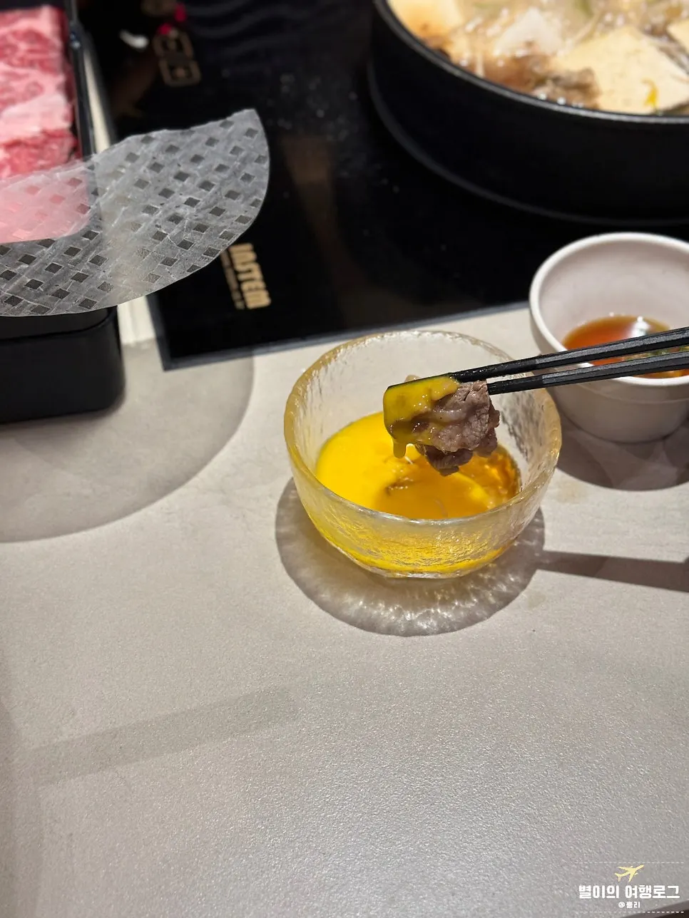 卵につけて食べる煮た牛肉