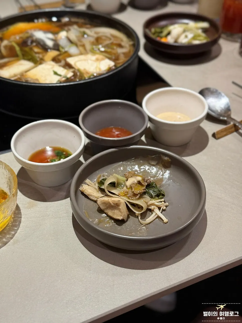 肉と野菜を乗せた生春巻きの一口