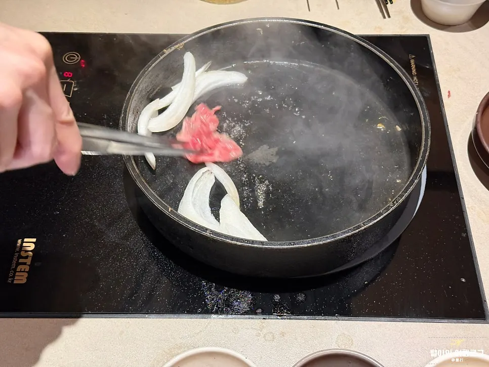 スタッフが麺を炒めて作る焼きそば