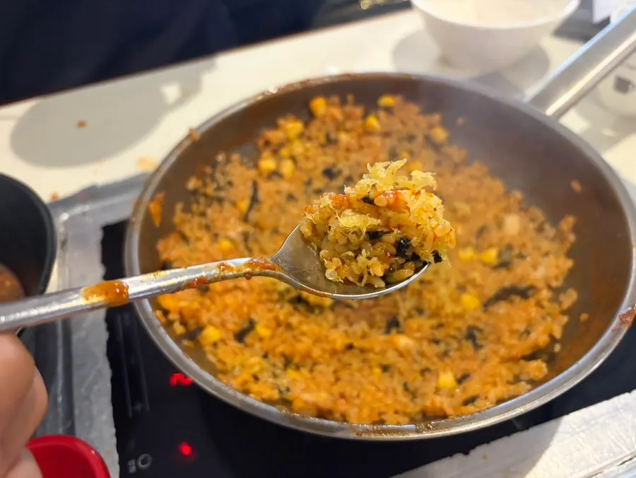 떡볶이 국물에 찍어 먹는 오징어튀김과 김말이