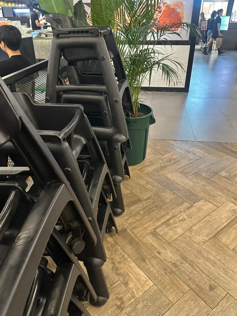 Shared food court table seating