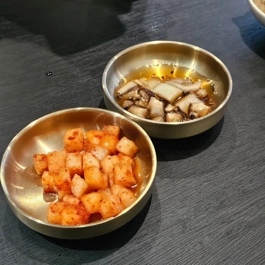 깍두기와 버섯 장아찌 기본 반찬