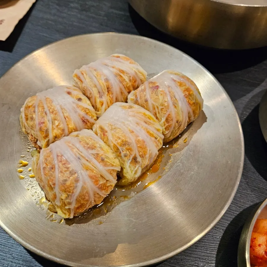 갓 조리한 배추만두