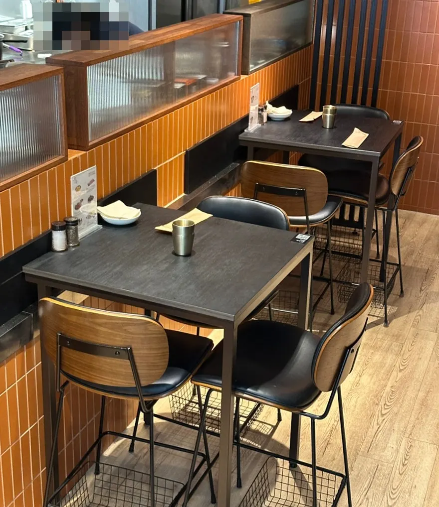백옥 용산 1층 테이블