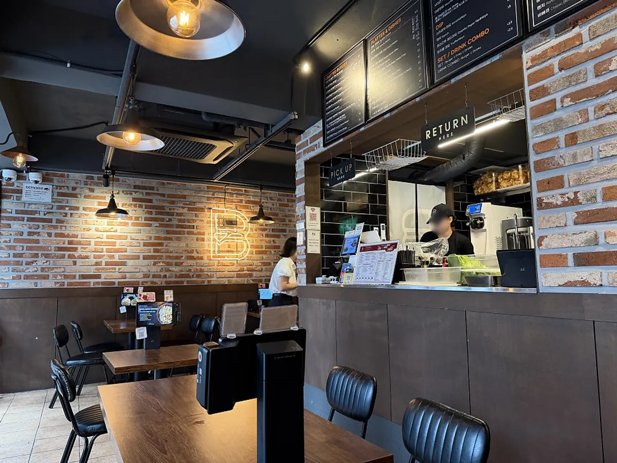 Interior of Bass Burger Sinyongsan
