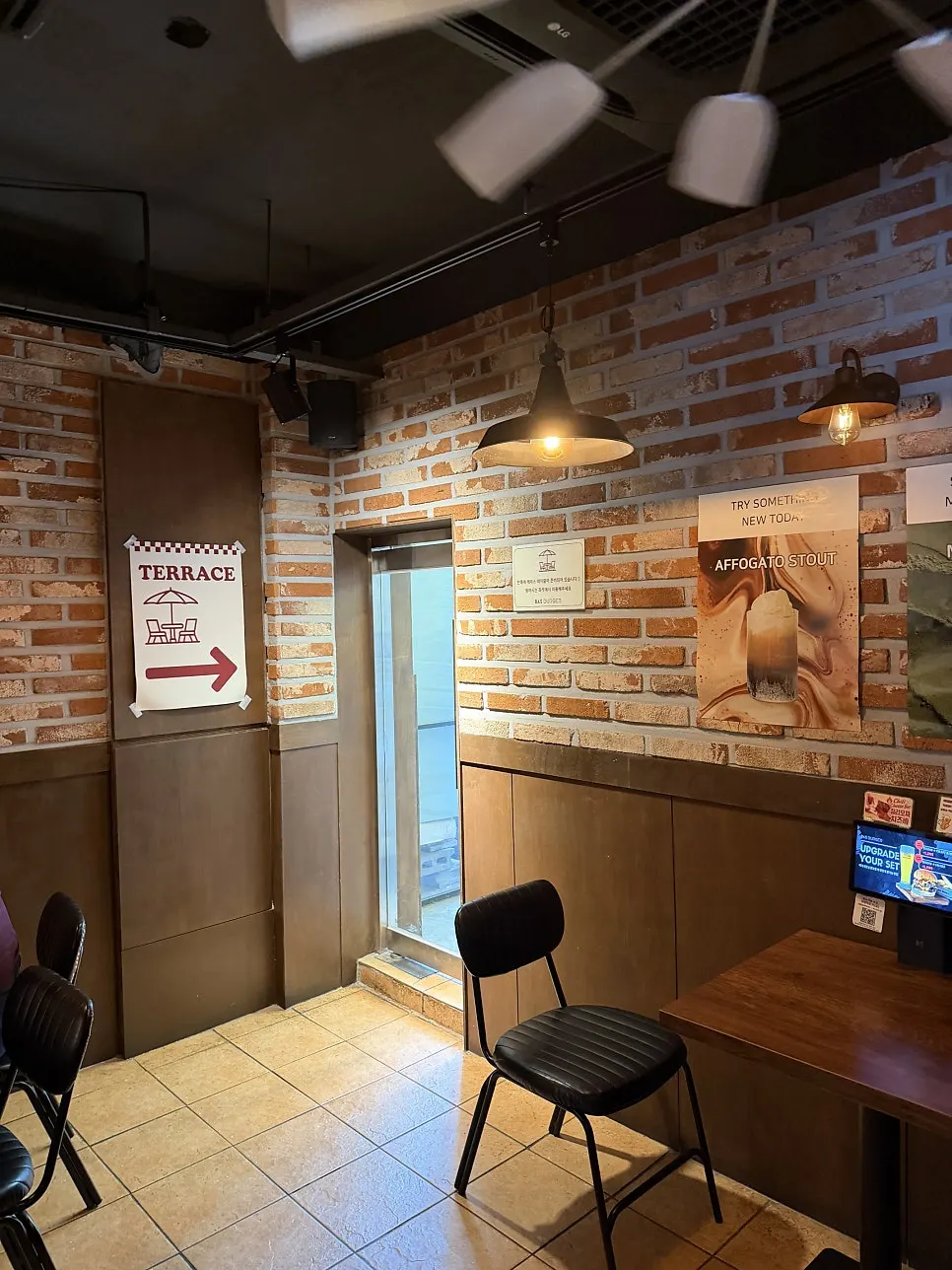 Vertical photo of indoor seating at Bass Burger Sinyongsan