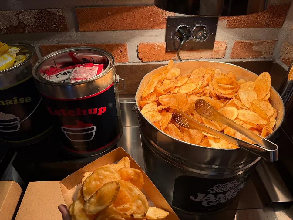 Free self-bar at Bass Burger Sinyongsan