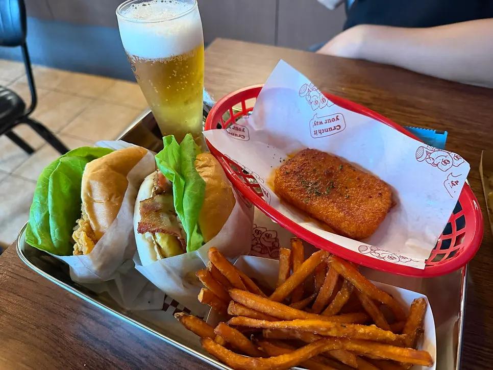 Table with the chicken burger and sides