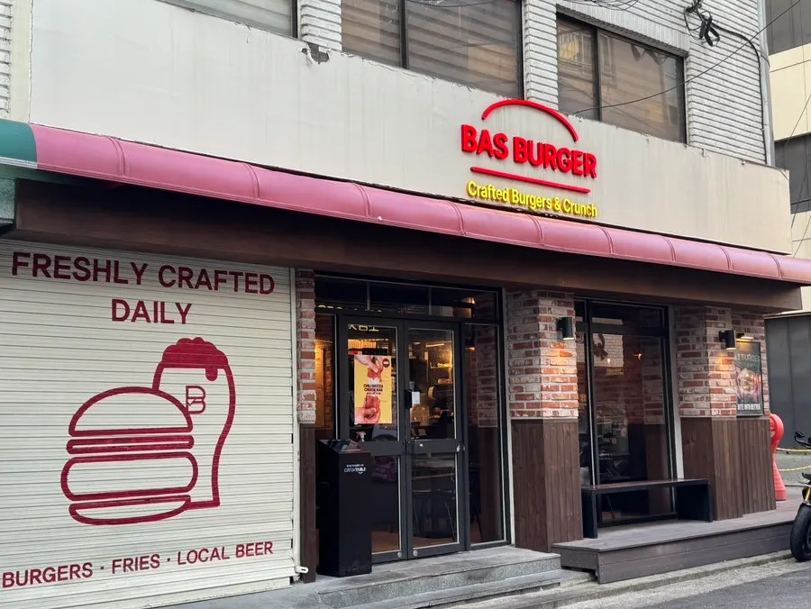 버거 네온사인이 있는 바스버거 외관