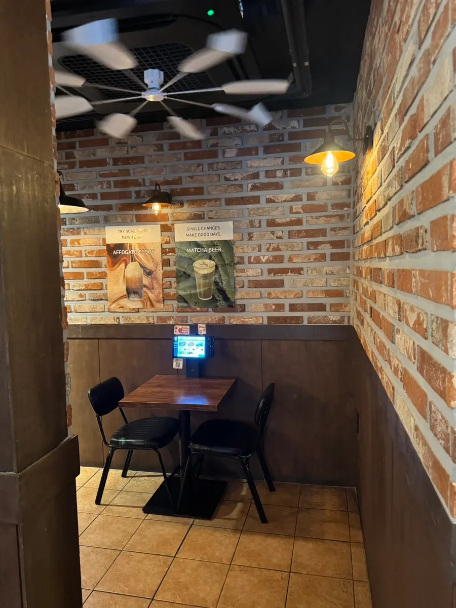 매장 안쪽 테이블 좌석