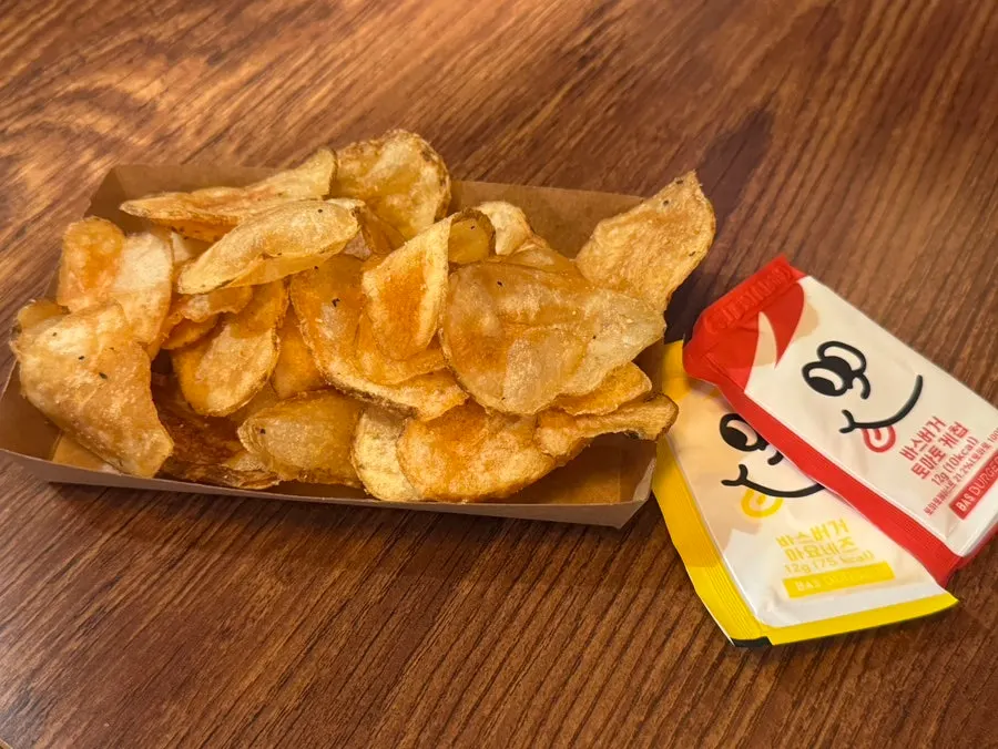 버거와 맥주 저녁 식사