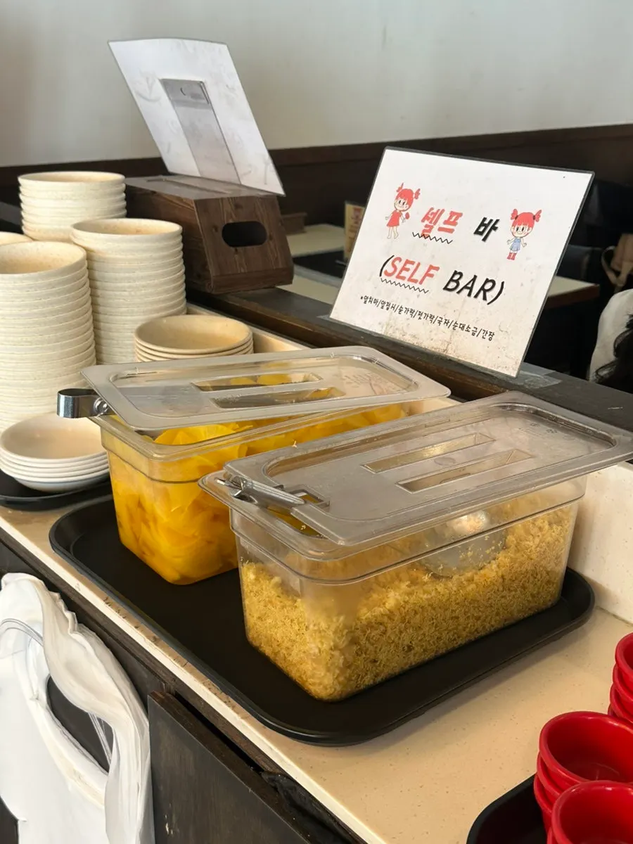 Self-service pickled radish and fried-batter crumbs station