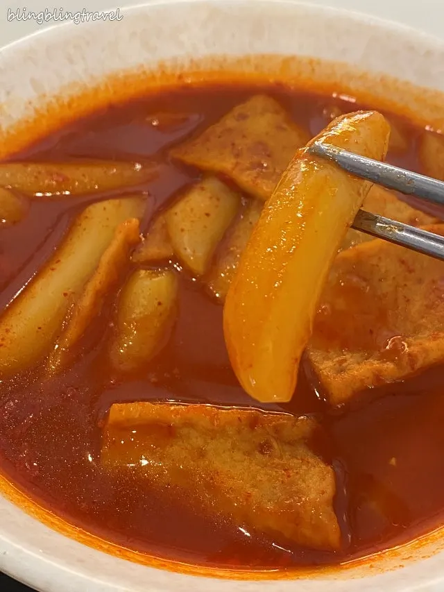 装有年糕和鱼饼的辣炒年糕