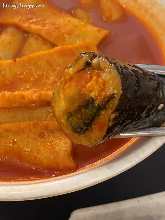 蘸辣炒年糕汤汁的迷你紫菜包饭