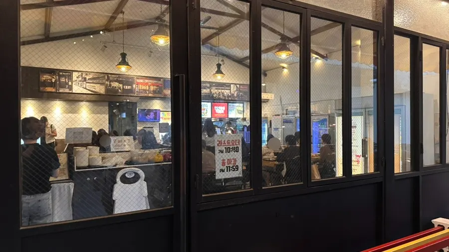 멀리서도 보이는 현선이네 용산본점 굴뚝과 건물