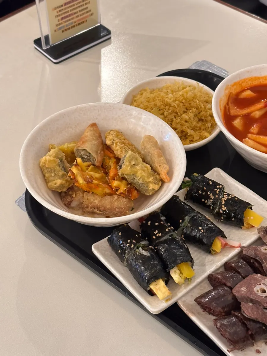 오징어, 야채, 김말이, 야끼만두, 고구마로 구성된 튀김 세트