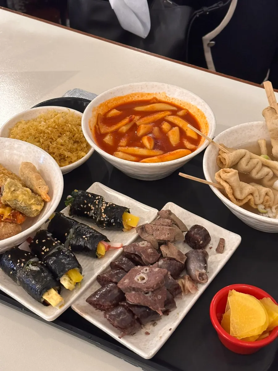떡볶이와 순대, 꼬마김밥이 담긴 콤보세트 구성