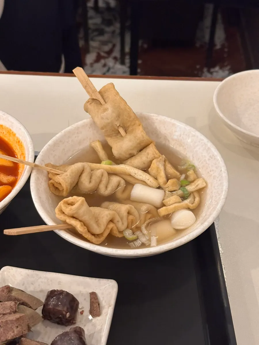 꼬치 3개로 나온 오뎅 1인분과 뜨끈한 국물