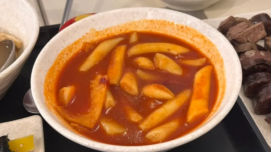 기본맛으로 주문한 밀떡 떡볶이 클로즈업