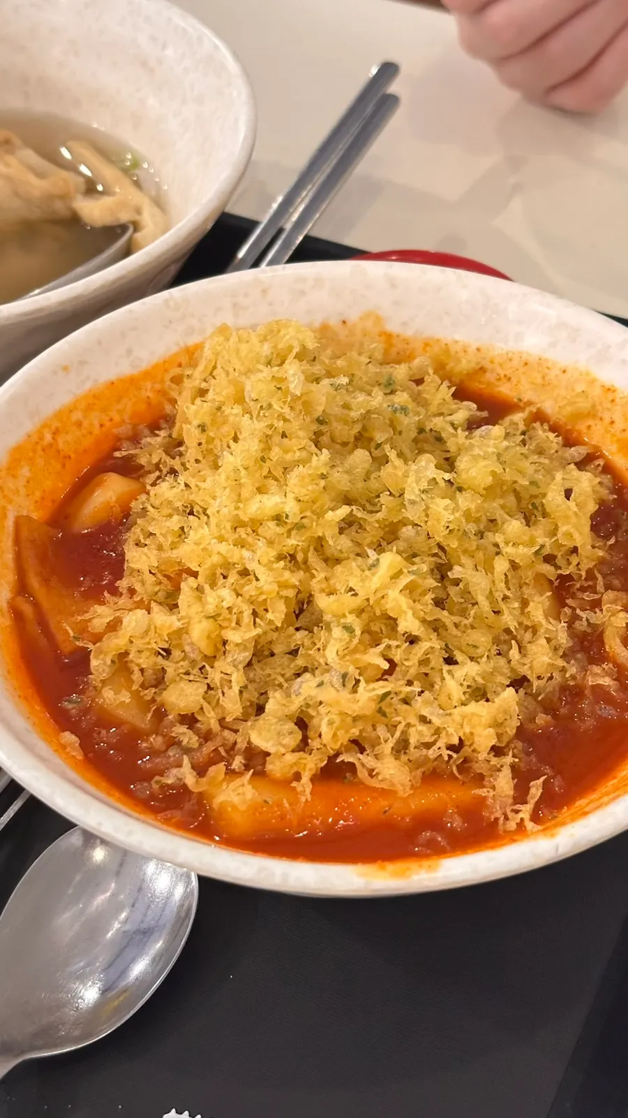 떡볶이 국물에 적신 셀프바 튀김가루
