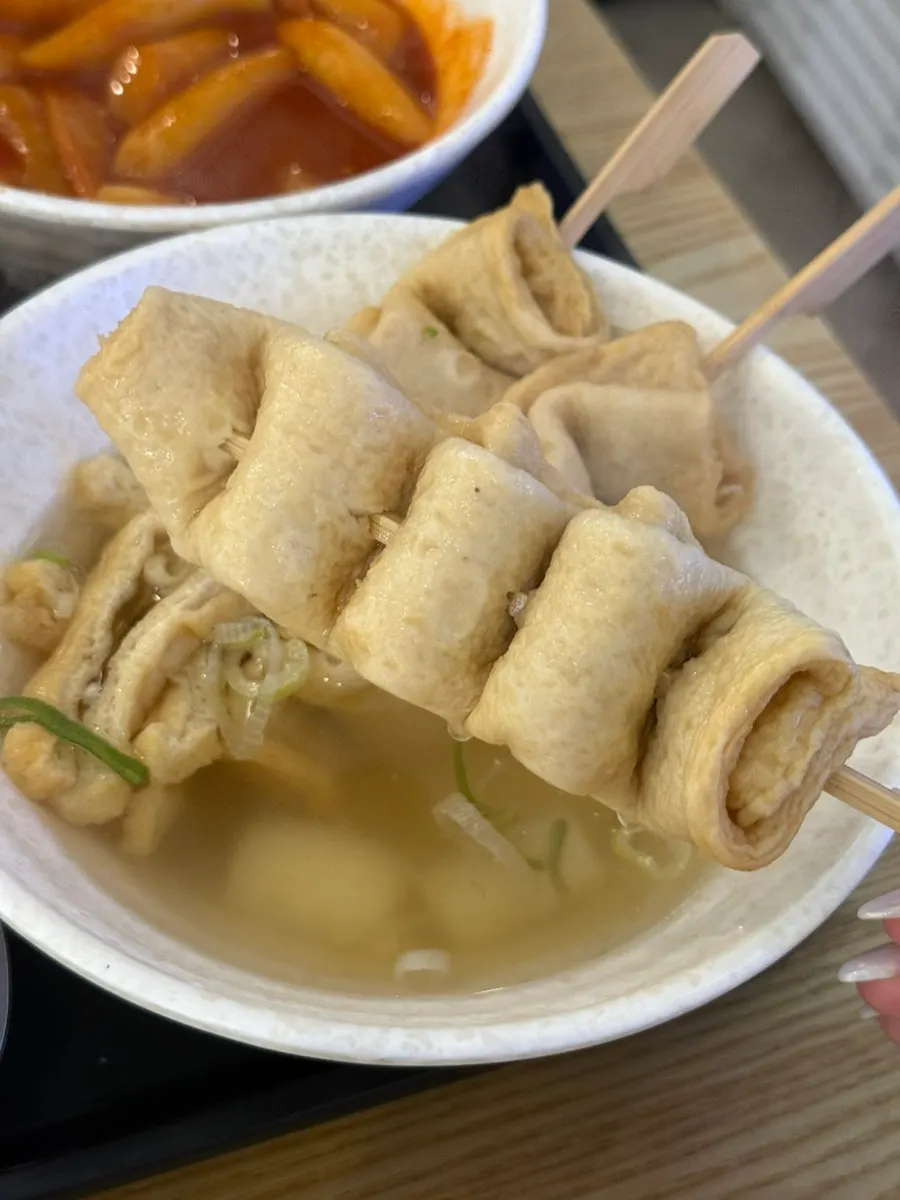 Curly fish cakes with rice-cake slices and fried tofu