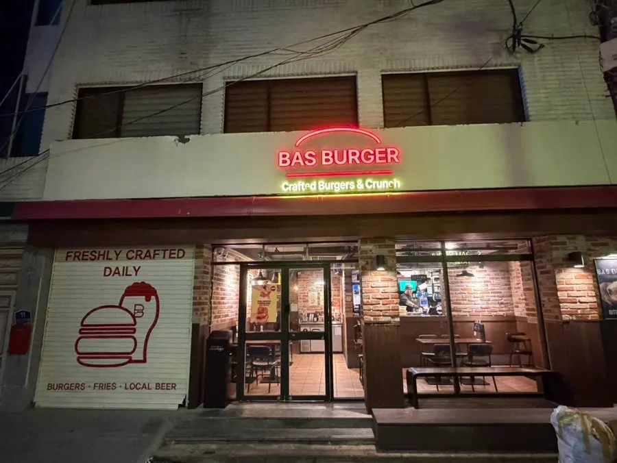 Walking route from the nearby public parking lot to the restaurant