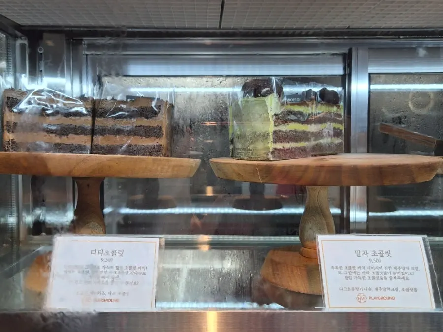 Slice cake display case