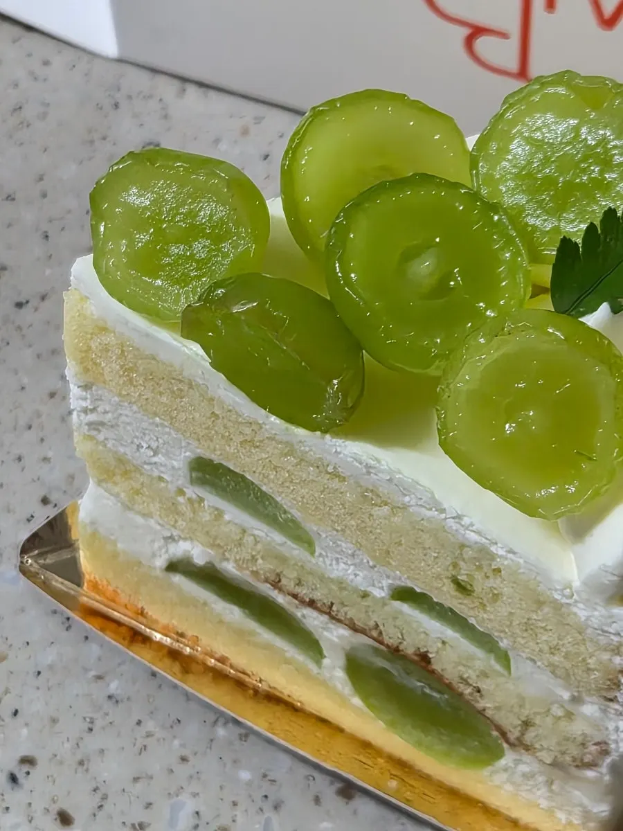 Cross-section of the shine muscat cake showing fruit