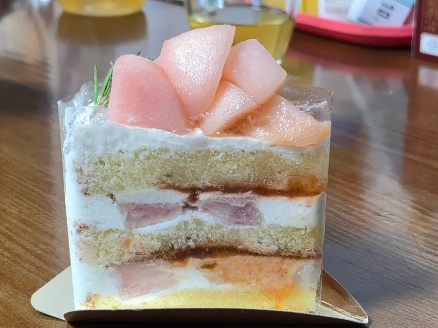 Full view of the shine muscat cake