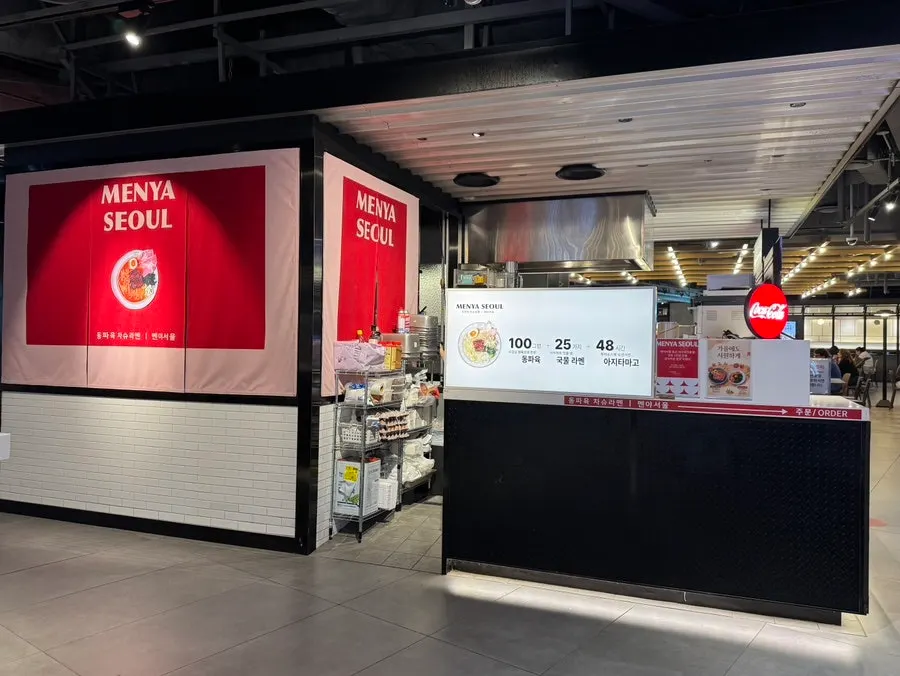 Menya Seoul food street restaurant atmosphere