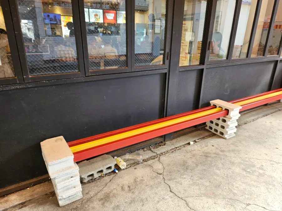 Opening-hours notice outside Hyeonseonine