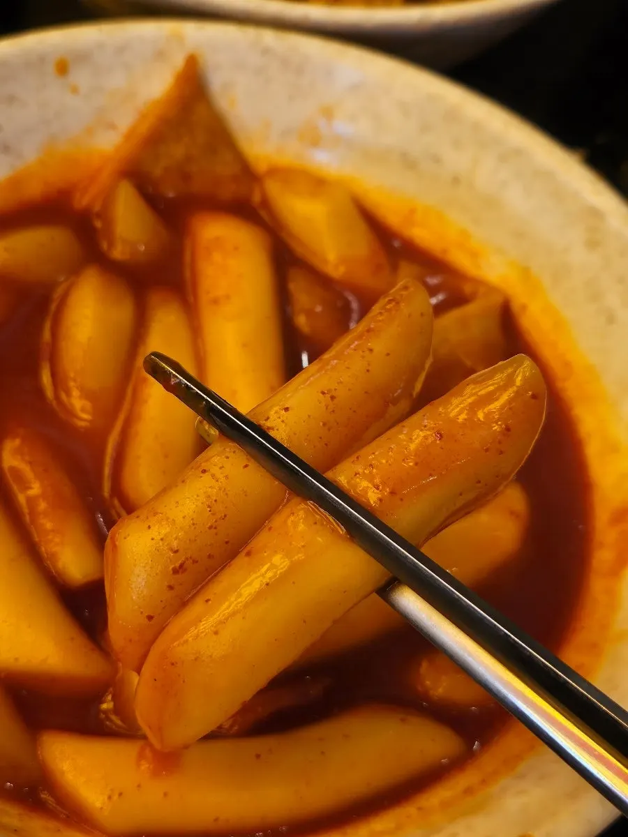 Vertical photo of Hyeonseonine's brothy tteokbokki