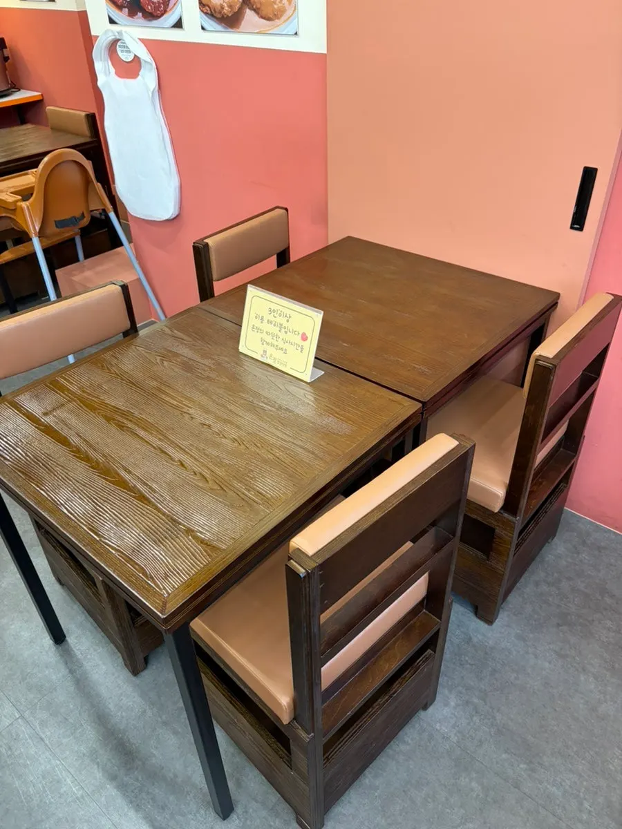Clean-looking seating area at Onjeong's Yongsan branch