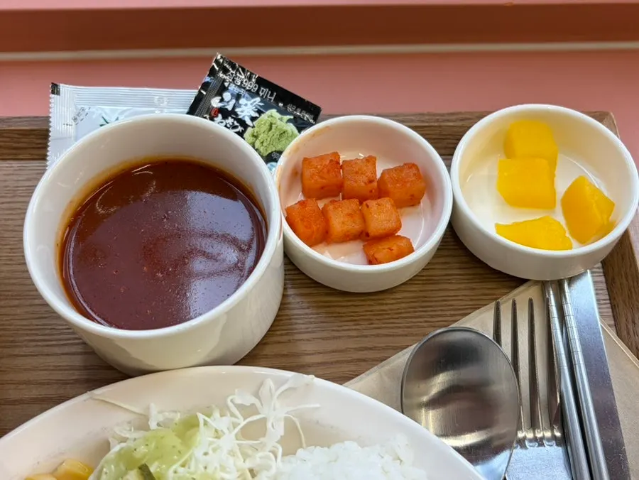 Table with soba and cutlet placed together